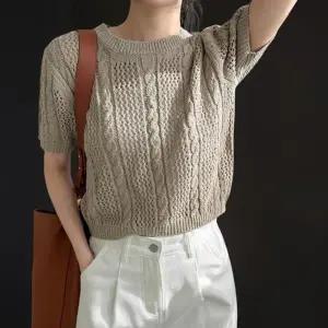 KCT9F6B여성 아크릴 라운드넥 세미크롭 반팔 니트 꽈배기 디자인