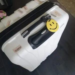 [셀러에이드]이름표 노랑 네임택 스마일 가방식별 해외 여행 교회