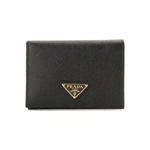 [프라다] 프라다 26SS 사피아노 금장 로고 코인 반지갑 블랙 1MV021 QHH F0002
