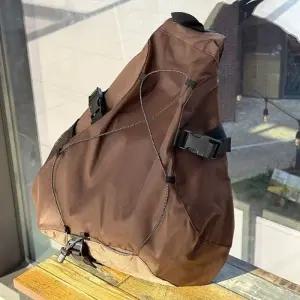 트렌디한 디자인이 돋보이는 빅사이즈 데일리 캐주얼 슬링백 남성 가방 넉넉한 수납