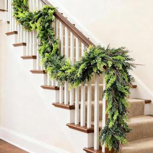 6피트 높이의 크리스마스 화환, 테이블, 계단, 현관, 맨틀, 벽난로 실내 야외 장식을 위한 소나무 사실적인 그리너리 화환이 있는 인조 시더 사이프러스 화환