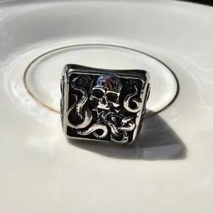 [셀러허브][노블른] 써지컬 스틸 사각 해골 문양 반지 (S11887322)