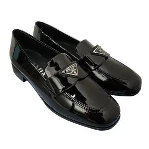 [명품] 24FW 여성 삼각 로고 브러시드 페이턴트 가죽 로퍼 블랙 1D276N 069 F0002