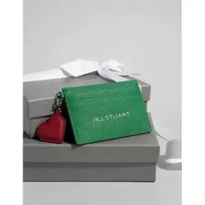 [롯데백화점]질스튜어트 [선물포장] 그린 로고배색 소가죽 카드지갑 JAWA5F471E2