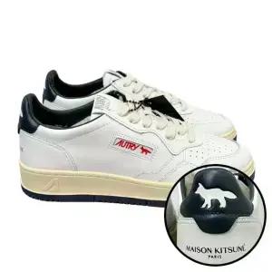 25FW 오트리 X 메종 키츠네 메달리스트 레더 스니커즈 화이트 네이비 (AULMMK01) [당일]