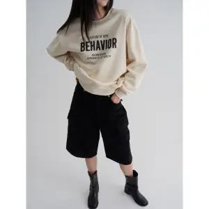 [에잇세컨즈] 레터링 그래픽 기모 스웨트 셔츠 - 아이보리 (165X41CY10)