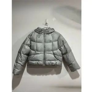 W 플라잉 후드형 숏다운 NBNPF4W072 SILVER