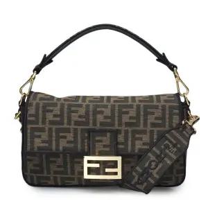 [중고명품] 브라운 FF 로고 캔버스 바게트 스트랩 미듐 토트백