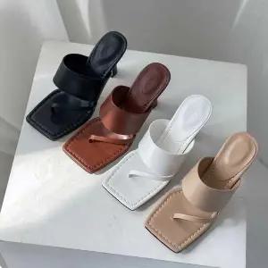 쪼리 스트랩 뮬 슬리퍼 8cm W6C676D