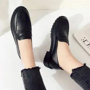 여성 캐주얼 로퍼 블랙 유광 검정구두 여성단화 (WFKA0NF)