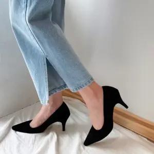 포인티드토 스웨이드 펌프스 미들힐 V컷 라인 5FW (WFKA0PF)