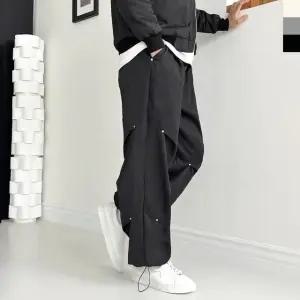 남성 힙한 리벳 팬츠 무릎핀턱 스트링 조거 와이드 팬츠 (WFKA1R8)