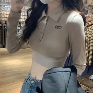 카라 단추 탑 티셔츠 바디라인 강조 캐주얼 간절기 밑단 밴딩 데일리 배꼽 크롭 스타일