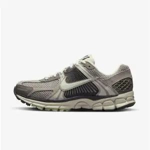 나이키 줌 보메로 5 러닝화 FB8825 001 코블스톤