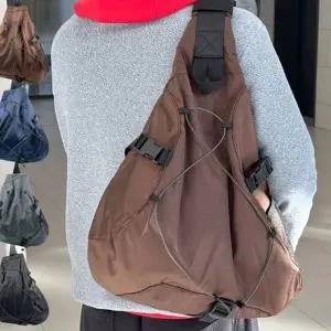 데일리 캐주얼 트렌디한 디자인이 돋보이며 일상에서 사용하기에 적합한 가방 수납공간