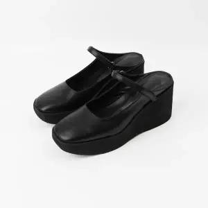 [롯데백화점]신난다슈 여성 뮬 힐 8cm 웨지 슬리퍼힐 블로퍼 메리제인 가보시 통굽 TMZ233047 블랙