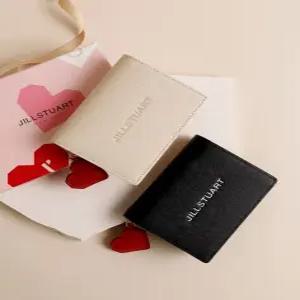 질스튜어트 뉴욕 액세서리 [PAPER][지폐수납가능] 아이보리 로고 포인트 소가죽 2단 반지갑 JAWA4F561I2