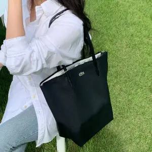 [라코스테]L.12.12 컨셉 세로형 미디움 쇼퍼백 NF1890PO