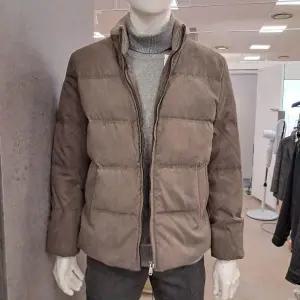 [트레몰로] HC09 스웨이드 점퍼 (주)세정 인디안 남성 24년 겨울 오트밀 퀼팅 점퍼 (S23452158)