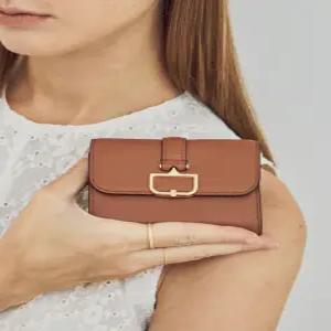 닥스 액세서리 [반지갑1위][BIRKBECK CHARLOTTE] 버크백 샬롯 브라운 D장식 소가죽 반지갑 DCWA5E551W2