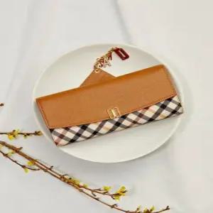 닥스 액세서리 [VICTORIA] 브라운 체크배색 DD로고 3단 장지갑 DCWA5E421W2