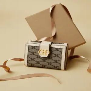 헤지스 액세서리 [헤리아토] H장식 아이보리 시그니처 패턴 가죽 반지갑 HIWA5E876IV