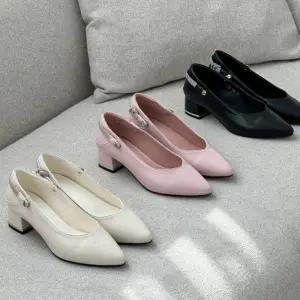 여자 유니크 정장구두 반짝이스트랩 낮은굽 펌프스