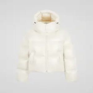 여성 글로시  숏 다운 디아데마 CRL