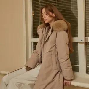 [로안]폭스 후드 벨티드 롱 구스다운