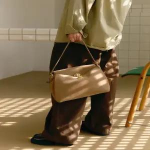 [질스튜어트][26SS] 누벅 오브 장식 숄더백 M 베이지 JABA6E133I2_s