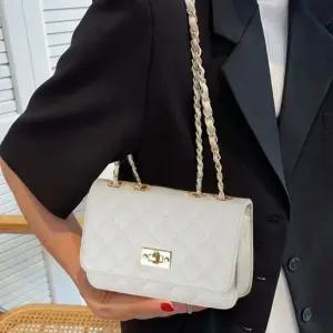 밝은색 퀼팅 플랩백 직장여성 가방 더블 체인 스트랩