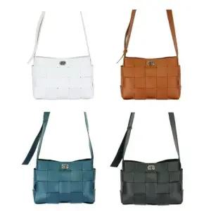 정장룩 캐주얼룩 크로스백 유니크한 디자인 여성가방