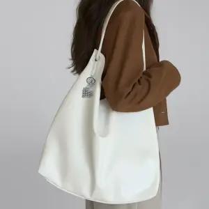 모먼트 라지 빅 숄더백 아이보리