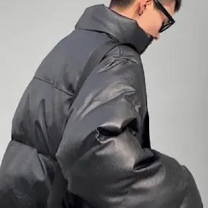 남자 점퍼 심플하면서도 세련된 무드 아우터 스트릿 과 모던함을 동시에 갖춘 올블랙 겨울 패딩