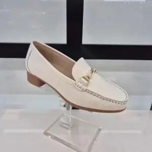 HC11 소가죽 여성화 세미케주얼 로퍼  Y1M0U51V310