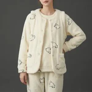 [롯데백화점]비너스 따뜻한 피팅감 극세사 북극곰 자수 여성 실내복 베스트 (VEV4967W)