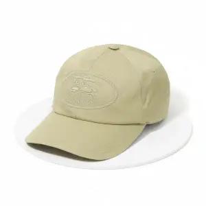 [버버리]25FW EKD Stamp Cotton Baseball Cap 8110777 스탬프 자수 볼캡 816983