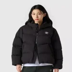 엄브로 umbro 액티브 플라이트 구스 후드 숏 다운 자켓 블랙 UQ423SDJN1