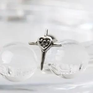 엔틱 하트 십자가 피어싱 스틸 실버 써지컬