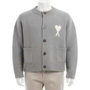 [아미]AMI 25FW 알파카 드 꾀흐 가디건 UKC366 KN0135 058 815871