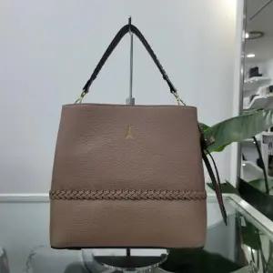 엘레강스파리 M백화점 천연 소가죽 토트백 고급스럽고 세련된 크로스백 BSSH508-J