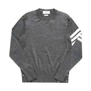 톰브라운 파인 메리노 4바 크루넥 풀오버 미디엄 그레이 MKA002A Y1014 038