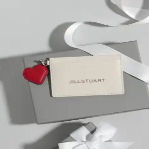 질스튜어트 뉴욕 액세서리 [PAPER] 아이보리 로고 포인트 소가죽 카드지갑 JAWA5F472I2