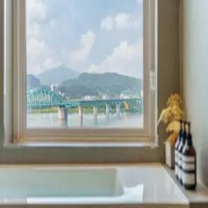 [강원/춘천] 춘천 더헤이븐 리버펜션 (강/호수/픽업가능/스파/가족/커플/개별바베큐/주차장/흡연구역(지정장소))