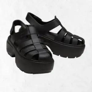 [크록스] 스톰프 피셔맨 샌들 블랙 209938-001 196288