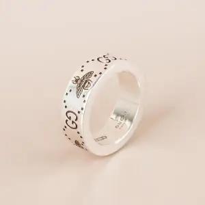 [구찌] GG 벌 로고 공용 링 반지 실버 6mm 728389 J8400 0728 [여주아울렛]