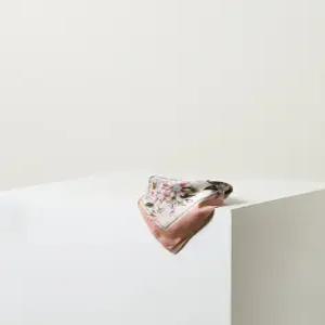 (쇼핑백동봉) 핑크 윈터플라워 실크 스카프 DCSC5F322