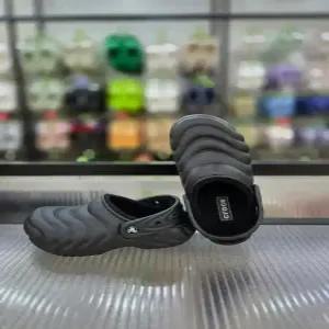 [크록스]공용 클래식 라인드 오버퍼프 클로그 210059-001