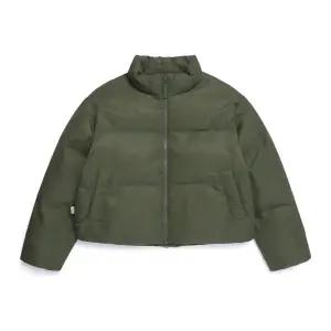 [내셔널지오그래픽]N254WPD901 여성 세미크롭 하이넥 패딩 점퍼 OLIVE KHAKI
