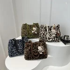 여성패션 파우치 호피 무늬 퍼 체인 숄더백 힛템